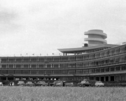 〔1963(昭和38)年6月8日〕1号館裏の駐車場周辺から撮影された写真。1号館は5月8日に竣工しましたが、その後も工事を継続して、6月8日に披露式を開催しました。しかし鉄塔が設置されておらず、完成までにはさらに数カ月を要しました。