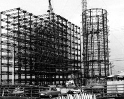 〔1966(昭和41)年頃〕1965年8月31日に地鎮祭が挙行されました。3号館は、キャンパス南側に実験棟や研究館の整備が進んでいた理科系に対して、「文理両系のバランスのうえに総合大学の体制を整える」との方針のもと、文化系の建物として建設されました。