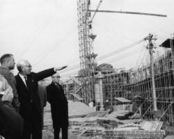 〔1963(昭和38)年2月22日〕開校挨拶会で現地参観がおこなわれ、海外からの来訪者にキャンパスの構想を説明しました。湘南キャンパスは、およそ2カ月後の5月には新学期がはじまり、工事をおこないながらの授業開始となりました。