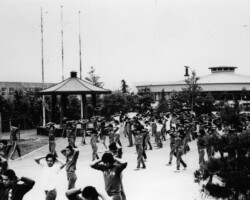 〔1970(昭和45)年頃〕学生寮「湘南望星学塾」は全寮制の寄宿舎で、教員と学生が寝食を共にし、人間形成をおこなう場でした。湘南望星学塾は現在のJ館、K館、L館に男子学生が、国際会館に女子学生が、また湘南クラブハウスに体育会所属の男子学生が入塾していました。