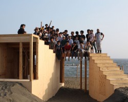 チャレンジセンターの学生たちが
平塚海岸に建設した、地域の人びとの
交流の場「ビーチハウス」〔2008 年〕