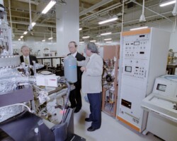 理工系分野を中心とした先端的研究・教育の拠点となる17号館は2000年9月に竣工しました。1階には東海大学の誇るソーラーカーやフライト・シミュレーターなども展示されているほか、2階のネクサスホールでは様々な催しも開催しています。 17号館施設を見学する松前達郎総長