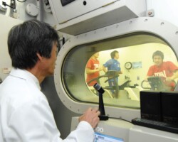 15 号館スポーツ医科学研究所にある人工的高地トレーニングシステム