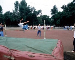 一般教養では体育の講義もあります。都心の大学では、一般教養の体育は、郊外のグラウンドまででかけておこなうこともあります。広大な湘南キャンパスでは、体育の講義環境が整っていることも特徴の1つです。 一般教養の体育の講義