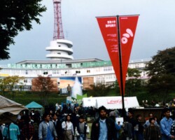 建学50周年を迎え、大規模な記念式典や行事をおこないました。湘南キャンパスでも、創立50周年記念式典が11月1日に執りおこなわれ、その年の建学祭は大盛況でした。なお、学園は2017年に建学75周年を迎えました。 建学50周年を迎えて