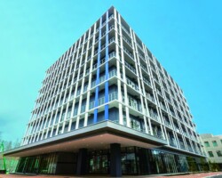 建学75周年記念事業の一環として建設された、地上8階建、高さ35m、建築面積2,280.75㎡、延床面積14,204.04㎡の理工系の新しい建物です。多様な分野から多くの研究者が集まって1つの研究をまとめていけるようにオープンな設計を重視しています。 18号館(愛称=Science Plaza)外観