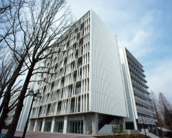 建学75 周年記念事業の一環で教育・研究拠点として建設された、地上10階建、建築面積3,059.75㎡、延床面積27,961.15㎡の理工系の新たな建物です。個人やグループが自由に使うスペースを充実させ、専門分野を超えた組織的な教育や研究を促して、グローバル人材の育成を目的としています。 19号館(愛称=Techno Cube)外観