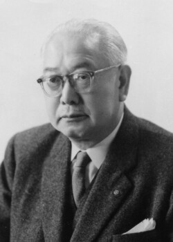 Mamoru Yamada/逓信官僚、建築家。
技術者の地位向上運動で松前と出会う。学園創立時よりすべての学園の建築設計を担う。
日本武道館や京都タワービルなど個性的、印象的な作品を残した。湘南キャンパスのデザイン・設計者。学園理事などを歴任。 山田 守 (1894~1966)