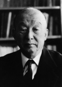 Atsuuji Ashikaga/インド・ペルシア学者。関東公方系足利氏で旧喜連川藩家の足利子爵家当主。松前と欧米留学時にパリで知り合う。
大学開学時に教員や図書を集めるのに尽力した。文学部長や学長、理事などを歴任。 足利 惇氏 (1901~1983)