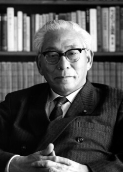Shigeyoshi Matsumae/逓信官僚、科学者、教育者、政治家。
学園創立を計画し、宮本や梶井とともに発起人の一人。官僚時代に篠原らとともに画期的な「無装荷ケーブル通信方式」を発明した。理事長や学長、総長など歴任。政治家として、原子力基本法制定、科学技術庁設立に尽力した。また、東欧諸国との国際交流や平和活動にも注力。 創立者・松前 重義画像