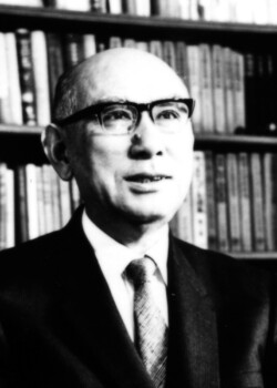 Noboru Shinohara/逓信官僚、科学者。
初代科学技術事務次官。
逓信官僚として松前の4年後輩で常に松前を支えた。松前とともに画期的な「無装荷ケーブル通信方式」を発明した。理事、工学部長、事務局長、副理事長、大学院運営委員長や学長などを歴任。 篠原 登 (1904~1984)