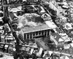 竣工したばかりの代々木校舎(現・渋谷キャンパス)1号館と旧名教学園の木造校舎(1956年) 竣工したばかりの代々木校舎(現・渋谷キャンパス)1号館と旧名教学園の木造校舎