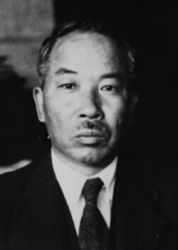 Takenosuke Miyamoto/内務官僚、土木技師。
興亜院技術部長や企画院(戦時期の物資動員・重要政策の企画立案機関)次長を歴任。
技術者の地位向上運動で松前と出会う。学園創立時の発起人の一人。学園創立構想を立ち上げた年末に急逝。 宮本 武之輔 (1892~1941)