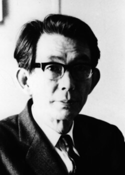 Fujio Makino/教育者、数学者。
熊本出身で松前の小・中学校、大学の後輩。東海大学の前身、航空科学専門学校以来、一貫して本学の教員を務め、献身的に働き松前と苦難を共にした。旧制大学理工学部長や工学部長に就任した。学務局長、学長、理事、評議員などを歴任。 牧野 不二雄 (1905~1992)