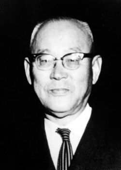 Takeshi Kajii/逓信官僚、実業家。
日本電気(NEC)社長や日本電信電話公社初代総裁を歴任。
学園創立時の発起人の一人。松前や篠原の逓信官僚時代の直属の上司。東海大学の初代学長や理事に就任。建学に大きな役割を果たし、東海大学を支えた。 梶井 剛 (1887~1976)