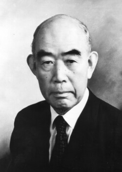 Shigenori Hamada/科学者。東芝電気理事、NHK経営委員会委員など公職を多数歴任。
内村鑑三の「聖書研究
会」の参加をきっかけに松前と出会う。松前が公職・教職追放で学園不在の危機的状況で、松前の復帰まで学園理事長や東海大学学長に就任して学園を継続させた。松前復帰後は、すぐに身を引き、のちに学園理事を務めた。 濱田 成徳 (1900~1989)