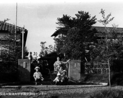 学塾正門前での松前信子夫人と子供たち