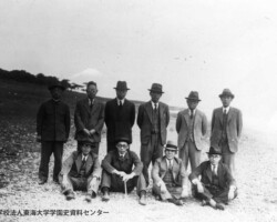 学校建設予定地を視察(1943年1月)。前列左から2番目が松前、1人おいて篠原登