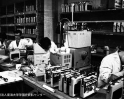 代々木校舎(現・渋谷キャンパス)内に学校工場を設け、働きながら勉学する勤労奨学制度を創設した