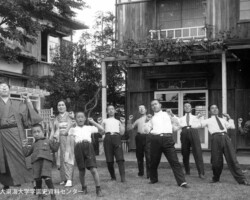 松前と家族、塾生たちが学塾の前庭でデンマーク体操