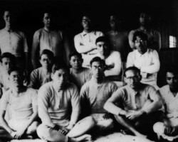 塾生と共に。前列左から2人目が松前重義塾主。1人おいて篠原登塾監