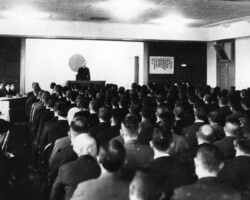 航空科学専門学校第1回入学式<br>(1943年4月8日)