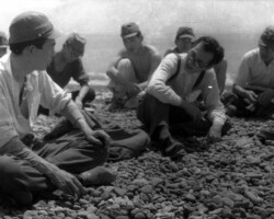 勤労動員を前にして三保海岸での物理科生。前列左が牧野不二雄物理科科長