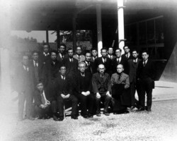 駒越校舎本館前の旧制大学教授陣。前列中央が松前、その右が篠原登