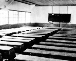 雨漏りのするバラックの教室