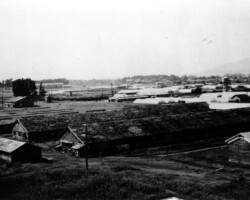 旧海軍予科練のバラックが並ぶ三保校舎と学生寮