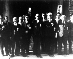 代々木校舎(現・渋谷キャンパス)1号館落成式のあとで記念撮影(1955年11月)。右から2人目が山田守理事、牧野不二雄副学長、松前重義学長、1人おいて篠原登理事