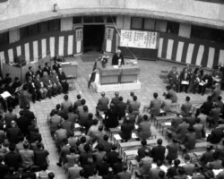 代々木校舎(現・渋谷キャンパス)中庭で「FM東海」開局記念式典(1960年5月2日)