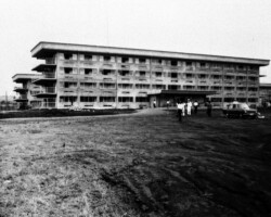 男子学生寮「湘南望星学塾」が湘南キャンパスに開設(1964年5月)。教師と学生が寝食を共にし、学習と思想の薫陶を行う人間形成の場となった