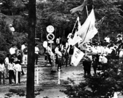 東海大学にも学園紛争の火の粉が及ぶ。湘南キャンパスのデモの様子(1970年)