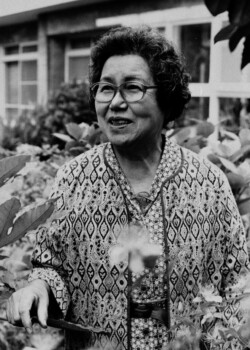 Nobuko Matsumae/松前重義妻。東海大学”学園の母”と称せられる。
鹿児島出身で父森三木は医者。代々島津藩に仕える医家に生まれる。1926年5月1日、松前重義と結婚。共に内村鑑三の聖書研究会に通った。
内村の死後、松前や篠原らと共に松前の自宅で開催した「聖書研究会(教育研究会)」に参加した。この研究会が望星学塾に発展した。 松前信子(1904~1990)