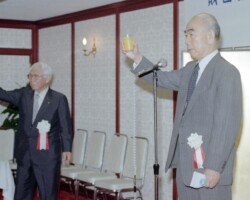 財団法人松前国際友好財団発足披露祝賀会(1980年4月1日)で乾杯の音頭をとる濱田成徳