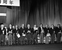 東海大学建学40周年記念式典(1982年11月)。前列左端が松前重義、5人目が濱田成徳