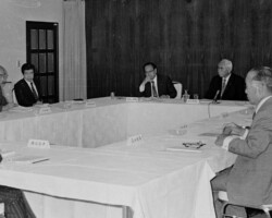 学校法人東海大学理事会。左端が濱田成徳、一人おいて松前達郎、松前重義、牧野不二雄