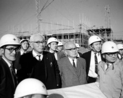 湘南キャンパス1号館建設現場を視察する松前重義と山田守(1963年) 湘南キャンパス1号館建設現場に視察に来た松前重義と山田守