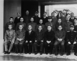 航空科学専門学校第1回入学式で記念撮影(1943年4月8日)。前列左から2人目が梶井剛、右から2人目が松前重義 航空科学専門学校第1回入学式で記念撮影