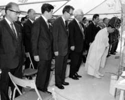 医学部付属病院立柱式(1973年7月14日)。前列手前から3人目が牧野不二雄、その奥に松前重義