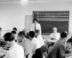 静岡・清水の三保で行われた会議
(1962年)。立っているのが牧野不二雄、その右が松前重義