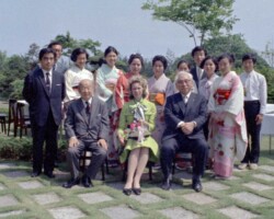 スウェーデン王国クリスティーナ王女湘南校舎来学(1971年5月16日)。前列左から足利惇氏、クリスティーナ王女、松前重義 スウェーデン国クリスティーナ王女湘南キャンパス来学