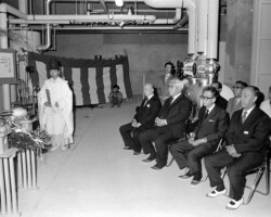 伊勢原校舎事務所開き(1974年9月)。前列奥から足利惇氏、松前重義、牧野不二雄 伊勢原キャンパス事務所開き