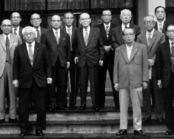 中央で杖を持つのが梶井剛、前列左が松前重義 中央で杖を持っている梶井剛、前列左から1人目が松前重義