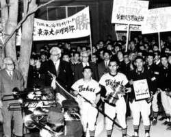 首都大学野球リーグで初優勝を祝う、松前重義学長と山田守理事(1964年11月20日) 首都大学野球リーグで初優勝
