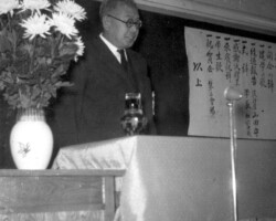 代々木校舎(現・渋谷キャンパス)1号館落成式で挨拶(1955年11月) 代々木校舎(現・渋谷キャンパス)1号館 落成式で挨拶