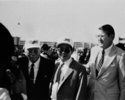 中国・天津体育学院野球場開幕式(左から松前・天津市長・オマリー氏)