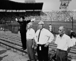 第52回全国高等学校野球選手権(夏の甲子園)大会で付属相模高等学校の応援に駆けつける松前。付属相模高等学校は原貢監督のもと初優勝を飾った