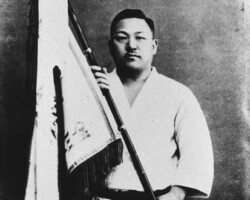 松前の兄、顕義。1935年の柔道日本一を決める第5回全日本選士権大会の一般成年前期の部で優勝